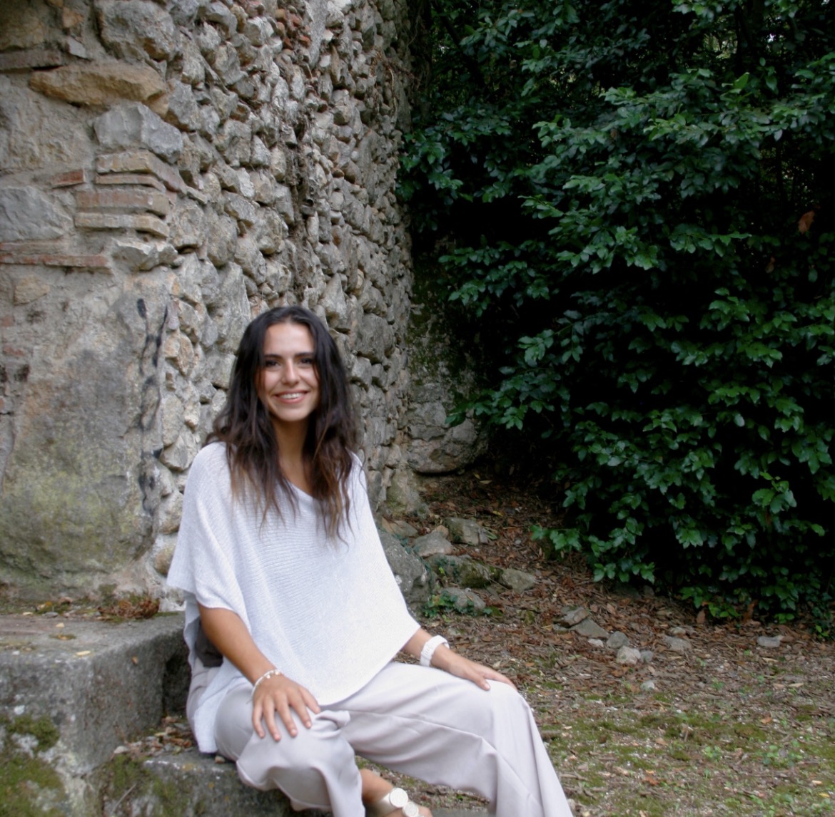 Emma Barbesà, fundadora d'EMCARE, asseguda en un bosc